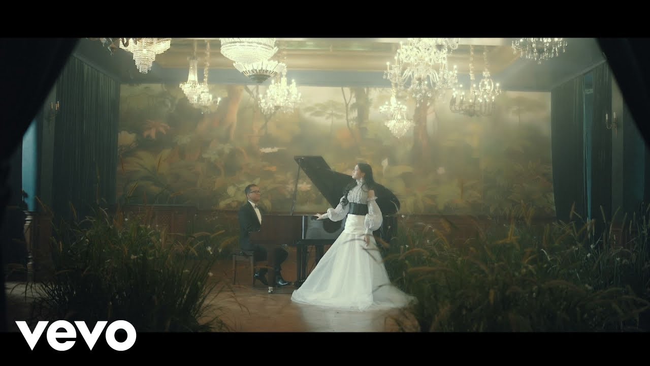 Keisya Levronka, Andi Rianto - Mengejar Matahari (Official Music Video) background