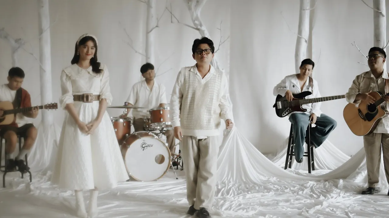 Juicy Luicy, Mawar de Jongh - Tak Di Tanganku | Official Music Video background