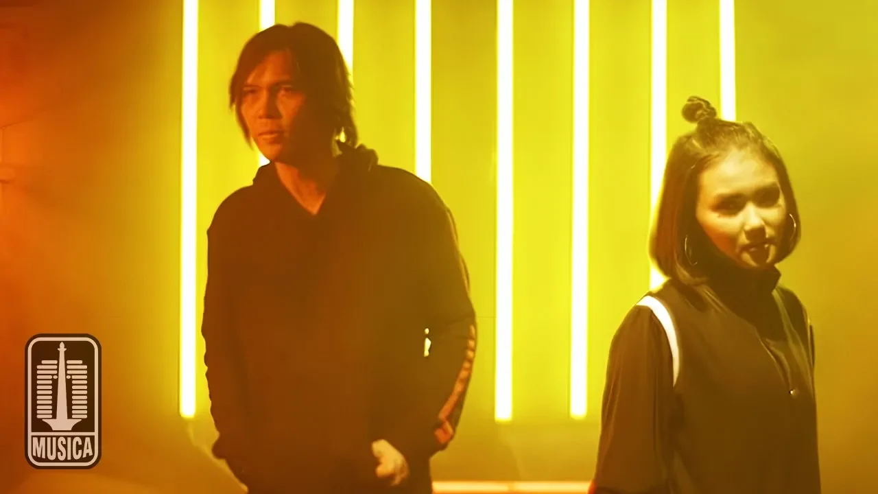 Once Mekel Feat Shakira Jasmine - Menaklukkan Dunia (Official Music Video) background