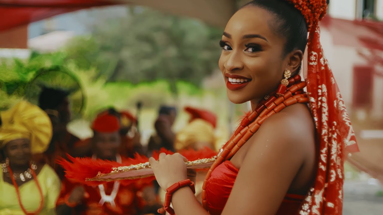 Chiké - Roju (Official Video) background