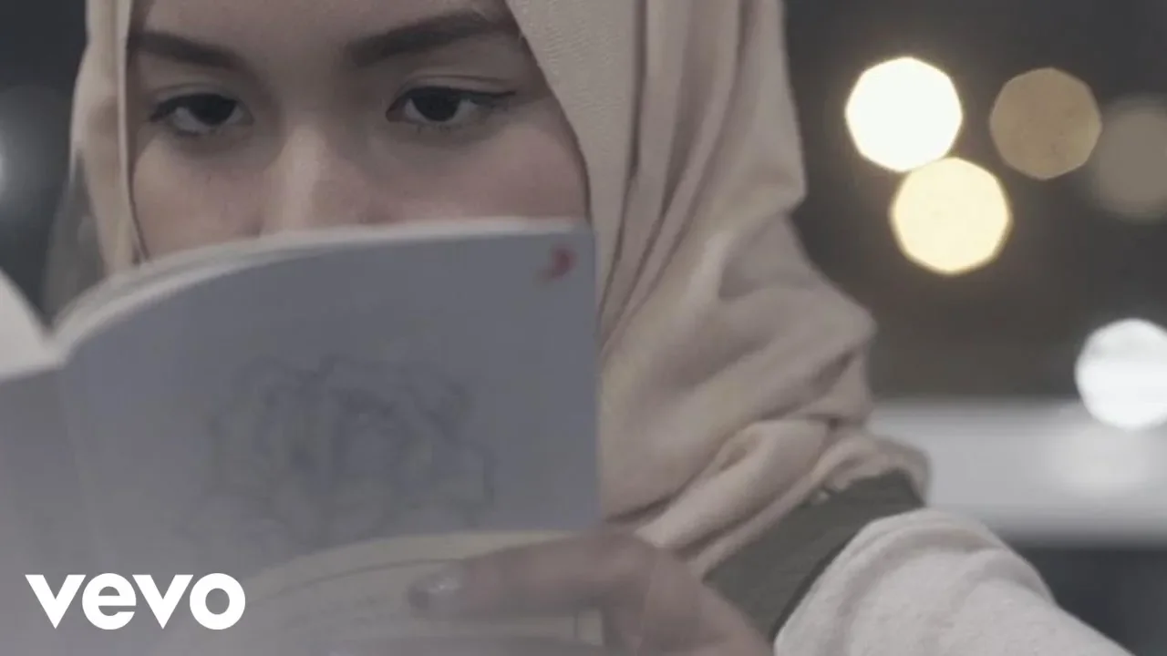 Fatin - Salahkah Aku Terlalu Mencintaimu (Official Lyric Video) (Video Lyric) background