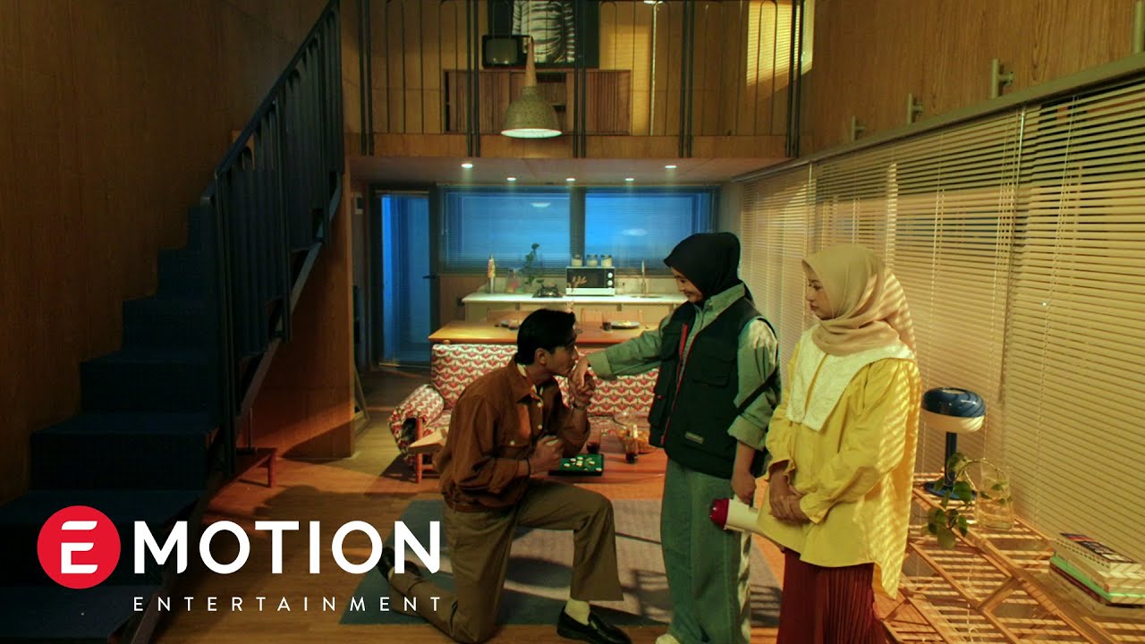 Juicy Luicy - Lampu Kuning (Official Music Video) background