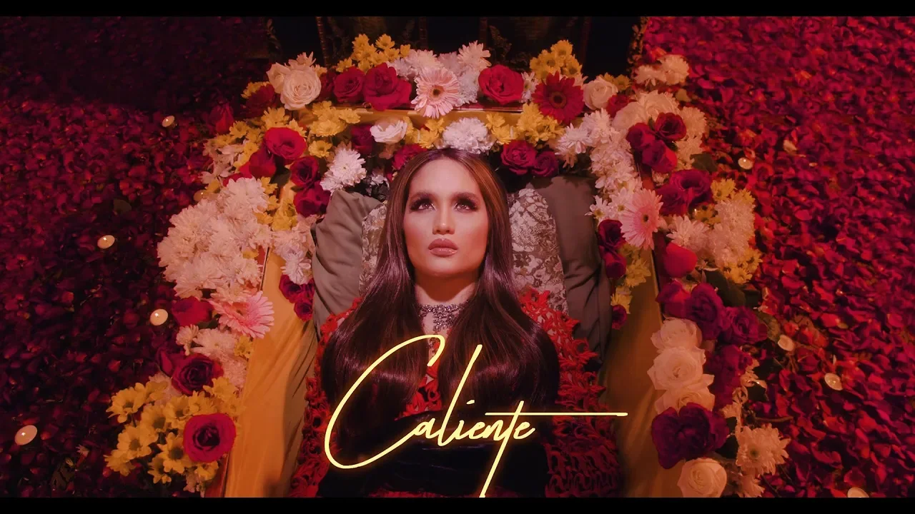 Cinta Laura Kiehl - Caliente (Official Music Video) background