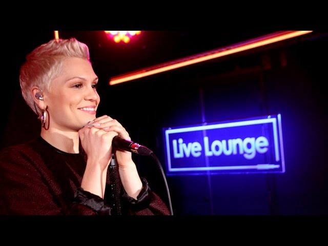 Jessie J - I Knew You Were Trouble (Taylor Swift) in the Live Lounge background
