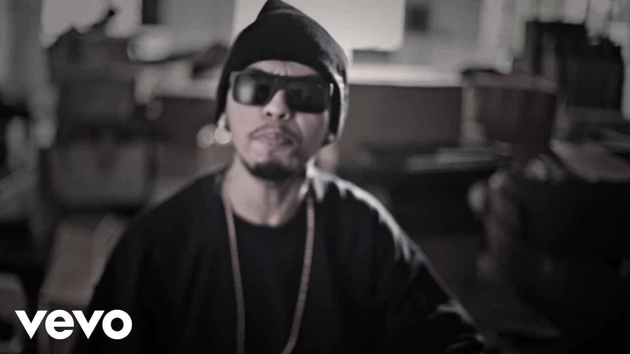 Loonie - Pilosopo ft. Smugglaz background