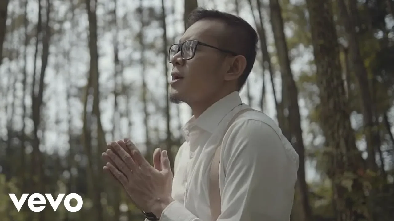 SAMSONS - Tuhan Tak Pernah Salah (Official Music Video) background
