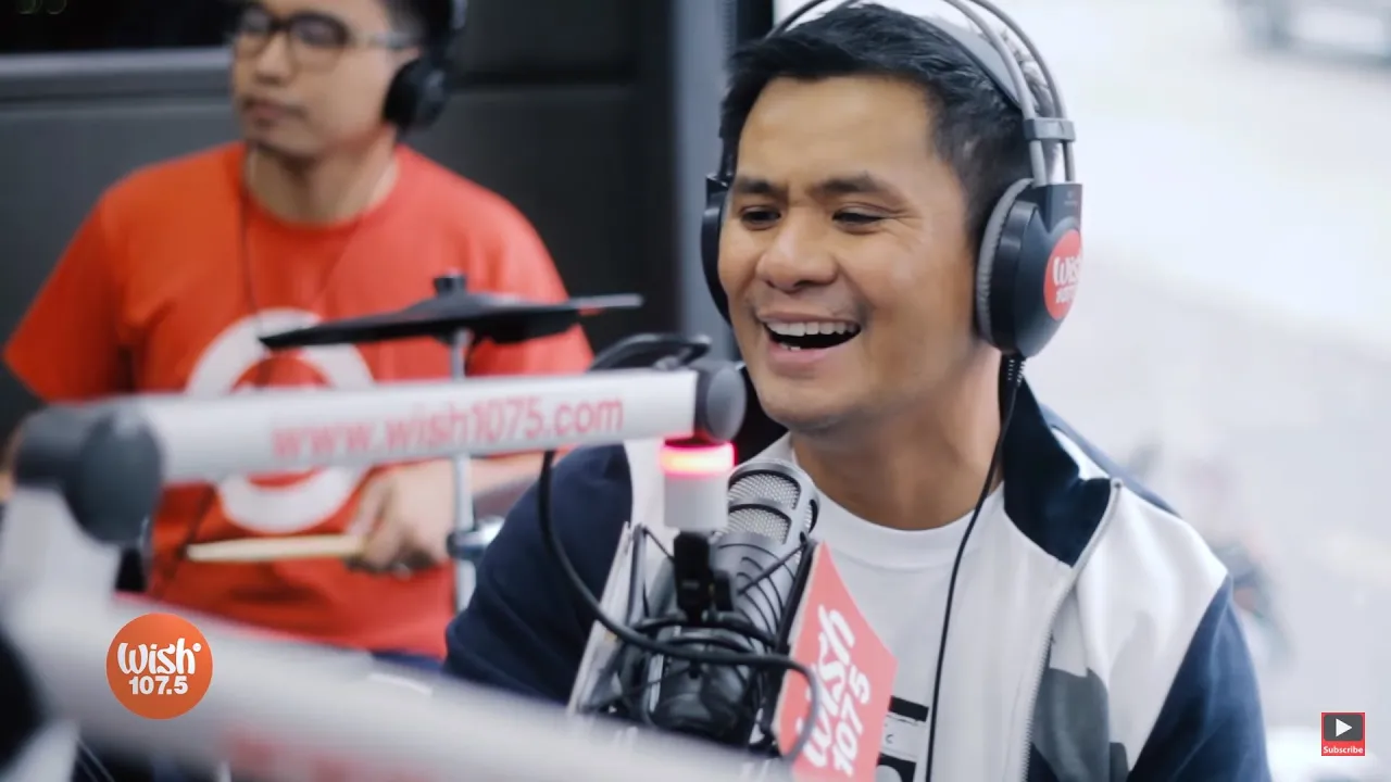 Ogie Alcasid performs "Ikaw Lamang" LIVE on Wish 107.5 Bus