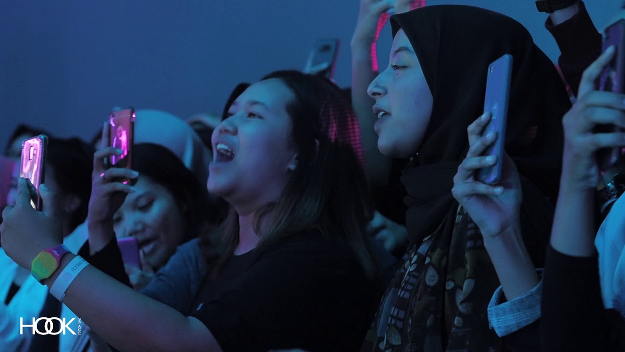 Pamungkas - Kenangan Manis (Live at Flying Solo Tour Chapter Jogja) background