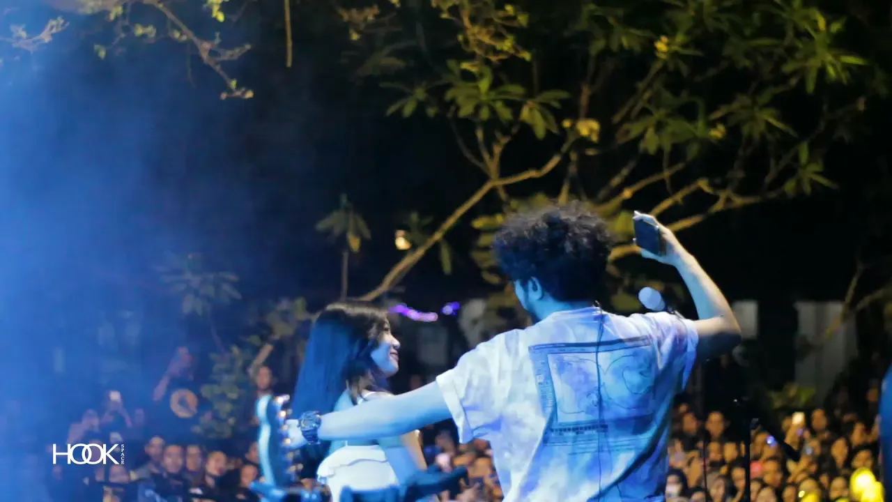 Kunto Aji - Rehat (Live at Psychofest 2019) background