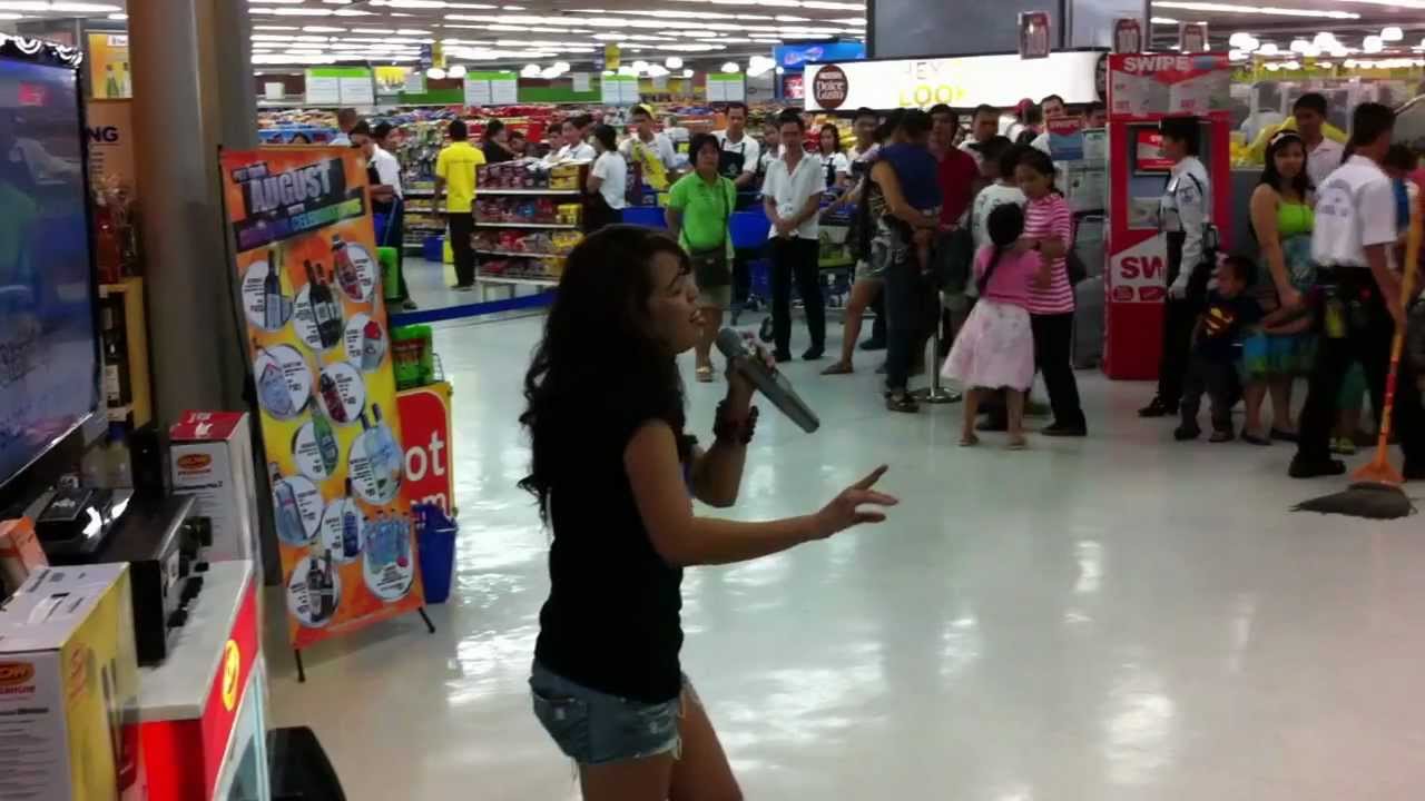 Random Girl (Zendee Rose Tenerefe) sings to the crowd of shoppers @ SM Megamall