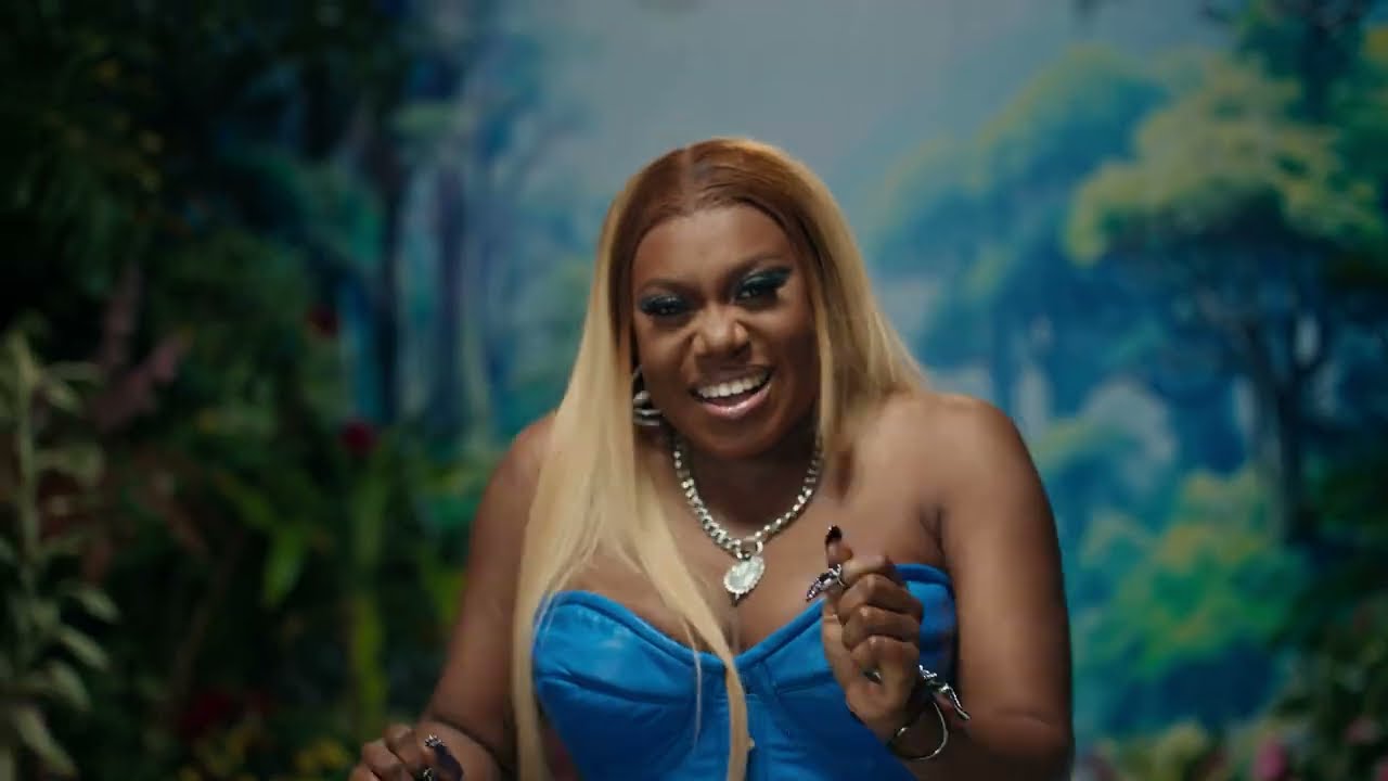 NINIOLA - KOMIYO (OFFICIAL VIDEO) backdrop