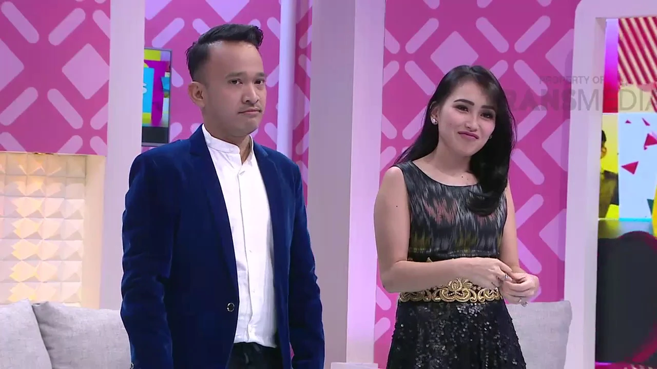 BROWNIS - Gaya Glamour Incess Syahrini Bikin Heboh (11/9/17) 4-1 background