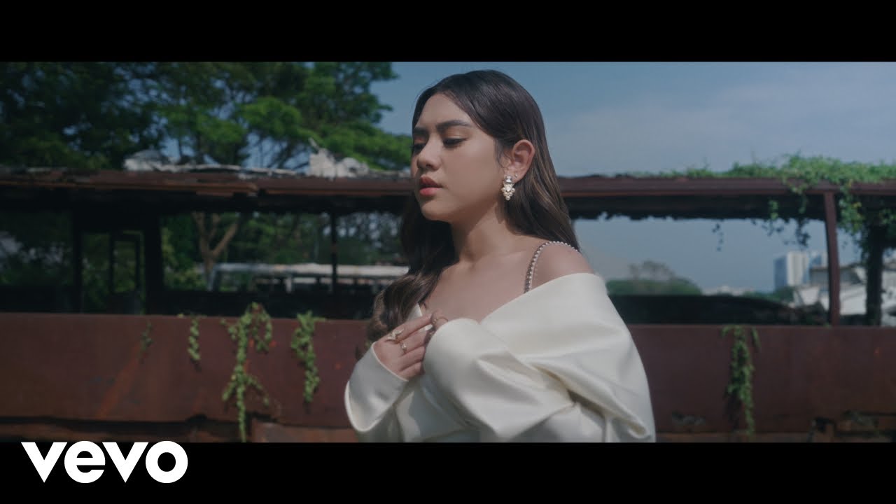 Ziva Magnolya - Cukup (Official Music Video) background