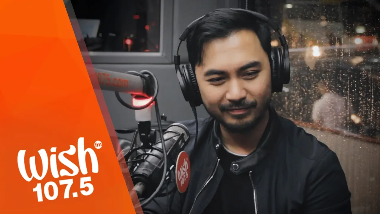 Mark Carpio performs "Ako Na Lang Sana" LIVE on Wish 107.5 Bus backdrop