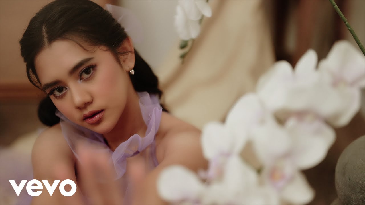 Ziva Magnolya - Munafik (Official Lyric Video) background