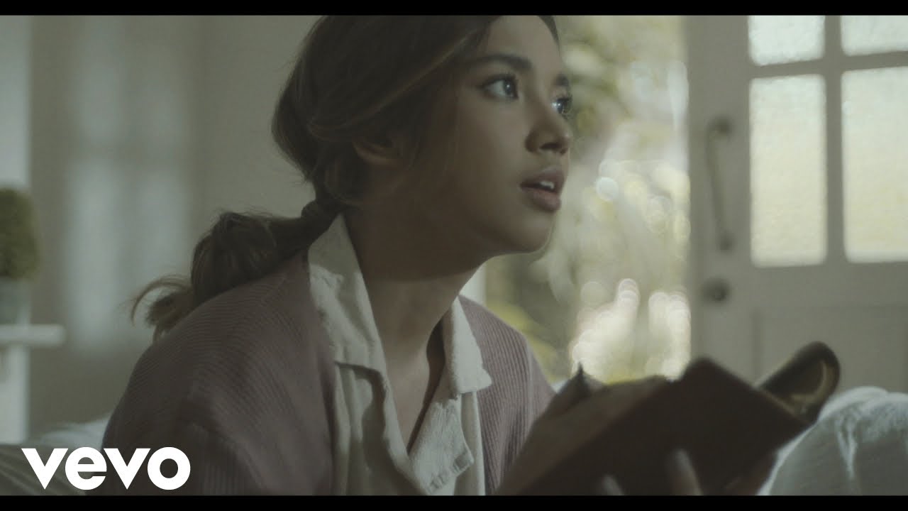 Lyodra - Tentang Kamu (Official Music Video) background