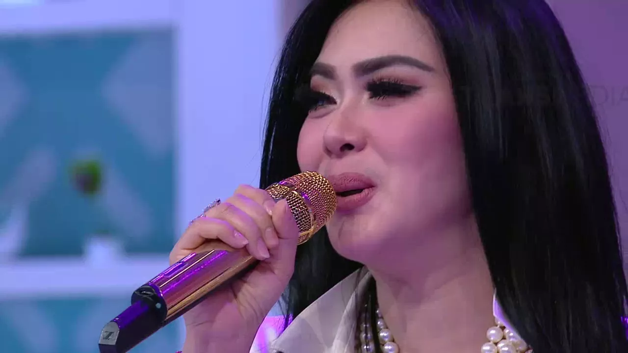 BROWNIS - Gaya Glamour Incess Syahrini Bikin Heboh (11/9/17) 4-4 background