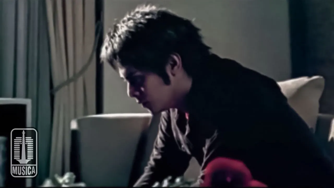 D'MASIV - Cinta Ini Membunuhku (Official Music Video) background