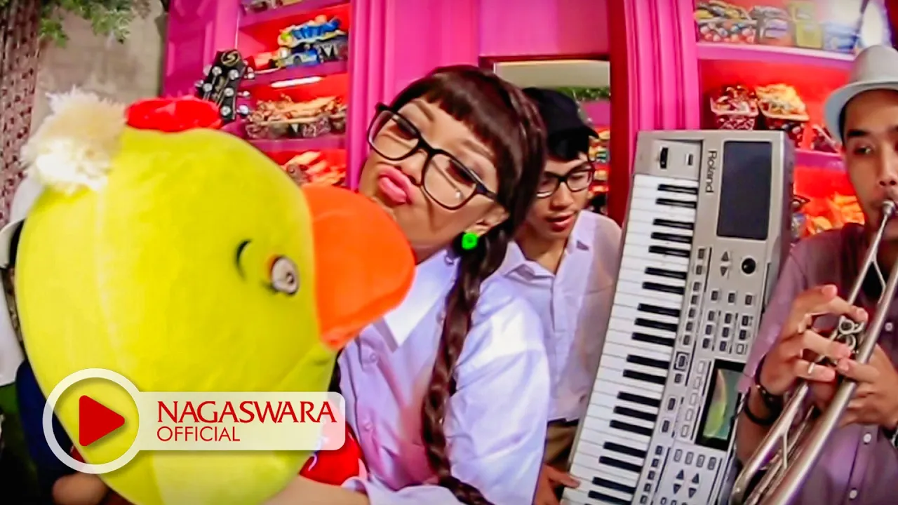 Zaskia Gotik - Bebek Ngambang (Official Music Video NAGASWARA) #music backdrop