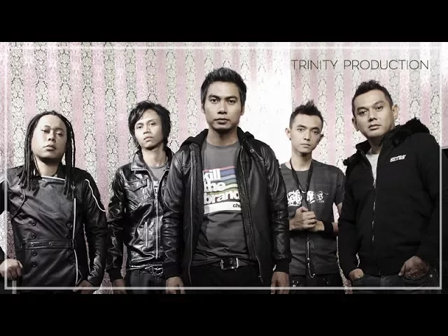 NaFF - Terendap Laraku | Official Video Clip background