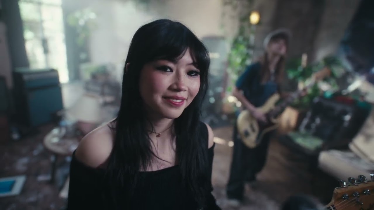 Beabadoobee - 10:36 (Official Live Video) background