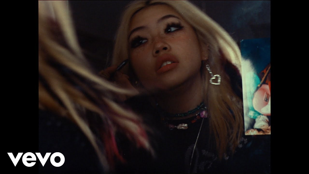 beabadoobee - Last Day On Earth (Official Video) background