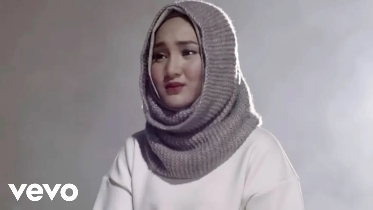 Fatin - Salahkah Aku Terlalu Mencintaimu (Official Music Video) (Video Clip) background