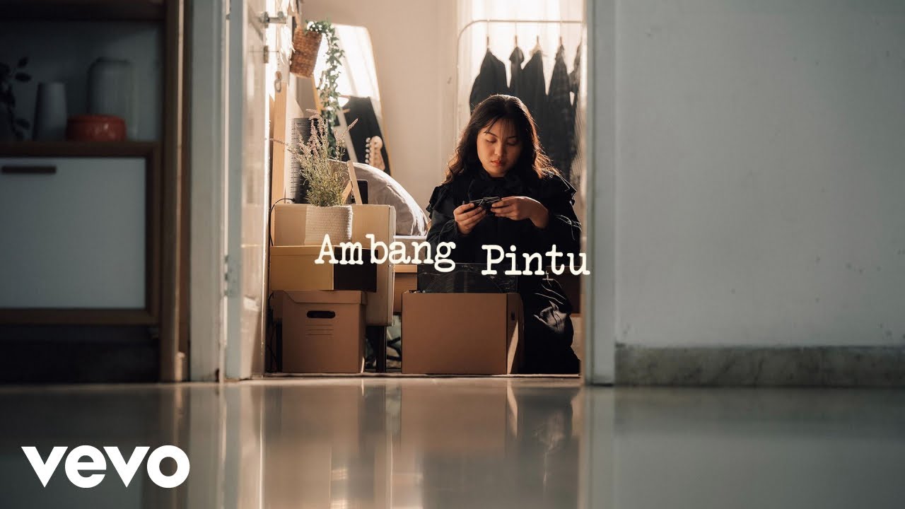 Bernadya - Ambang Pintu (Official Video) background
