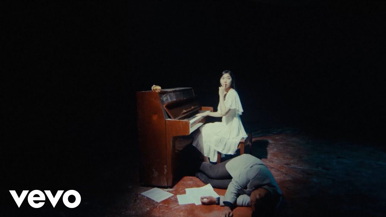 Isyana Sarasvati - ragu Semesta (Official Music Video) background