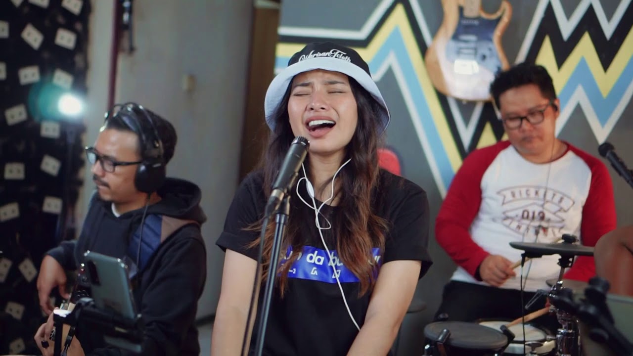 CINTAKU TAK TERBATAS WAKTU (COVER DELISA HERLINA & 3 PEMUDA BERBAHAYA) background