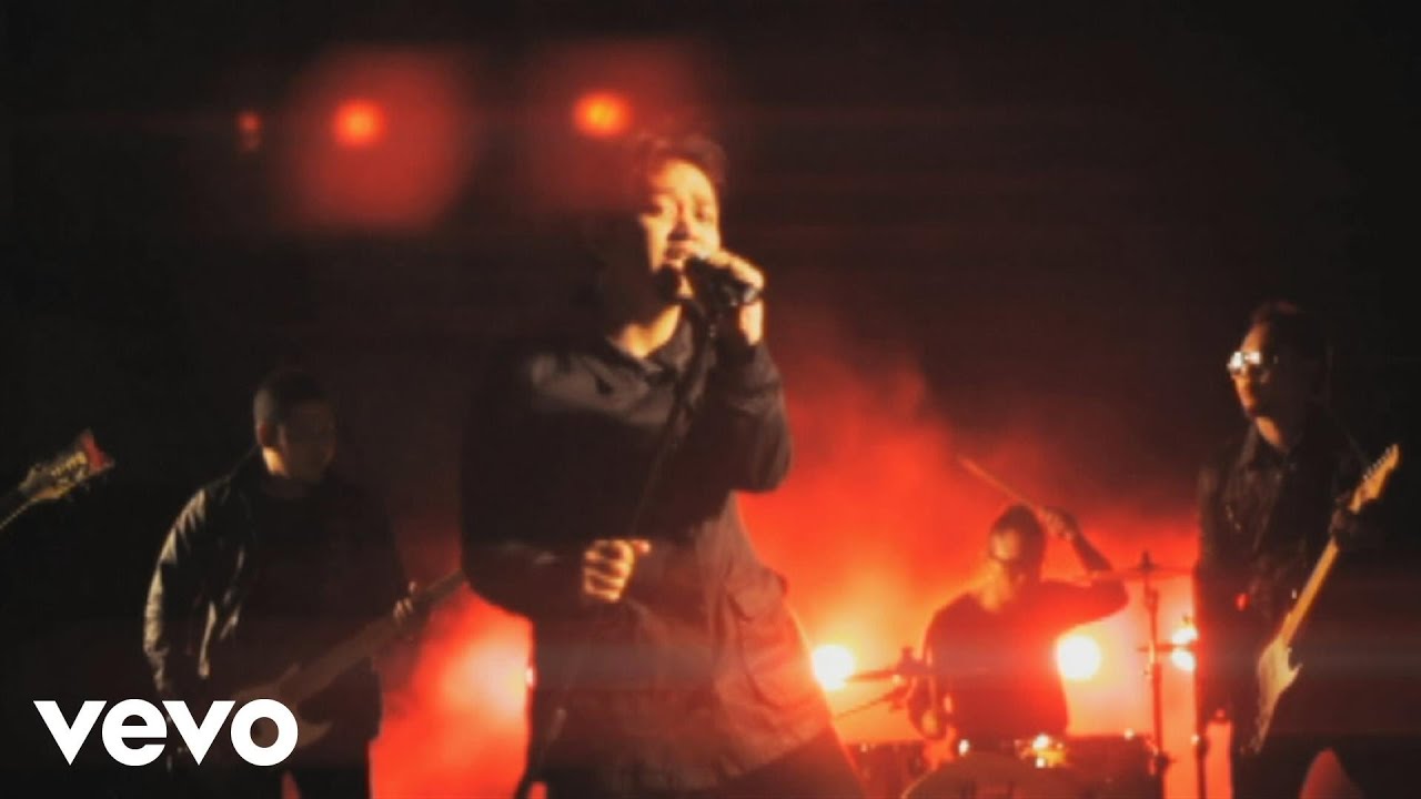 Vagetoz - Maafkan Aku Harus Pergi (Video Clip) background