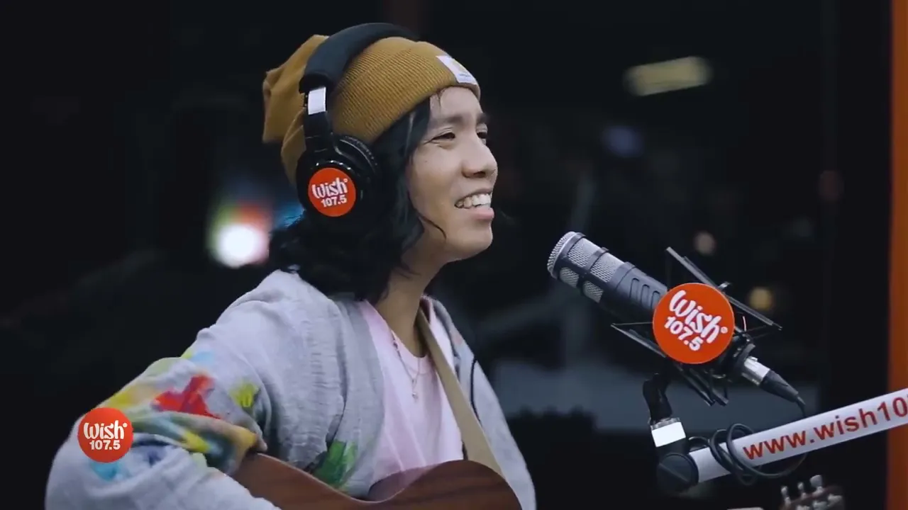 TONEEJAY performs “Bawat Piyesa (Secret Verse Ver.)” LIVE on Wish 107.5 Bus background