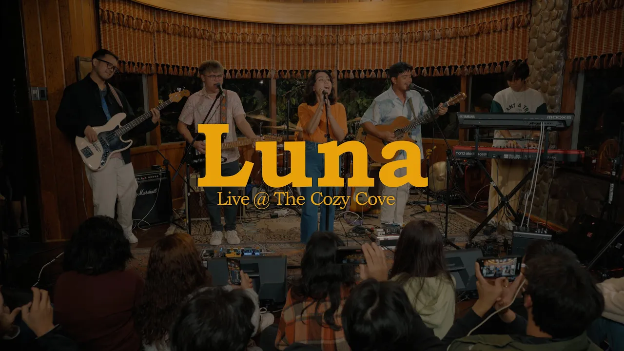 Luna (Live at The Cozy Cove) - Sunkissed Lola background