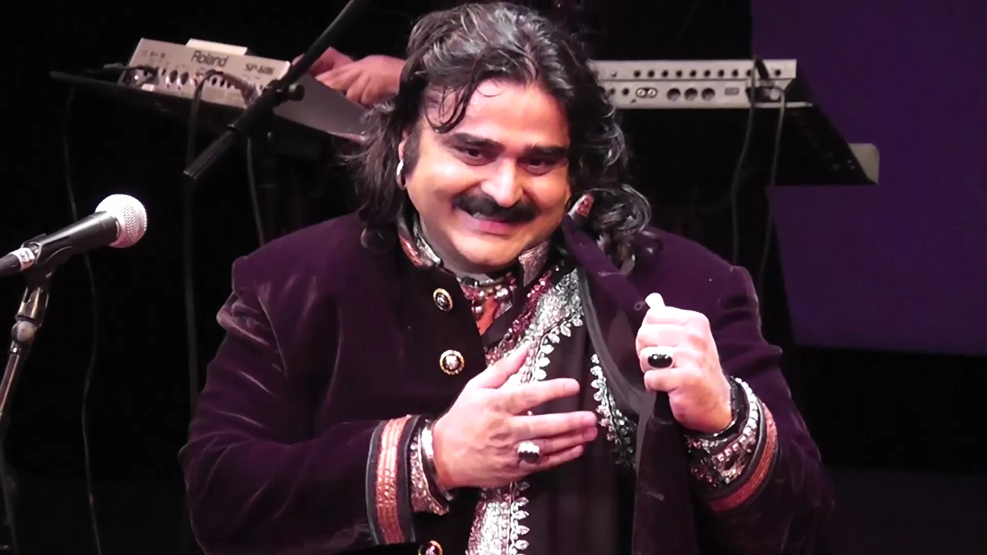 Sufi Pop Rocks the Asia Society: Arif Lohar performs "Alif Allah Chambey Di Booti" (edited) (2012) | Watch on Movi47