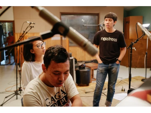 Banda Neira menampilkan Gardika Gigih - Sampai Jadi Debu (Live) background