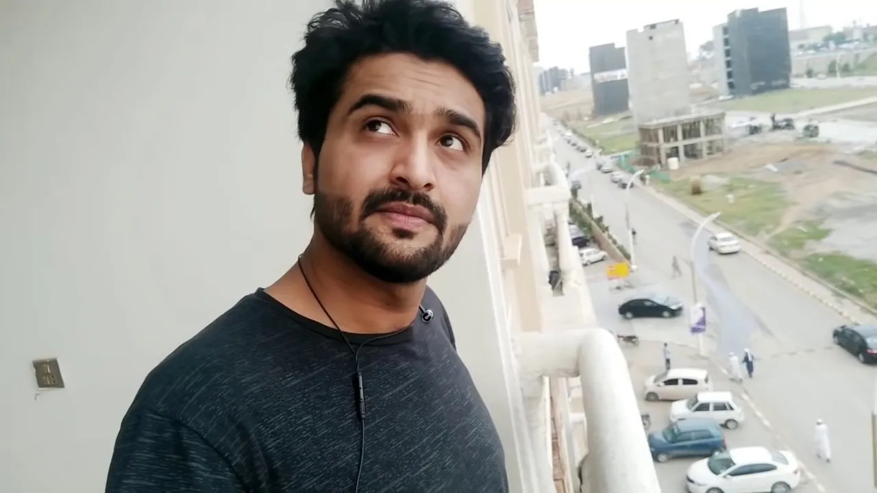 Purana Flat Aur University Wali Life background