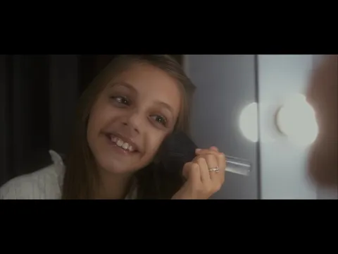 Maki, Lucía Velasco, Fernando Caro - Déjate llevar (Videoclip Oficial) background