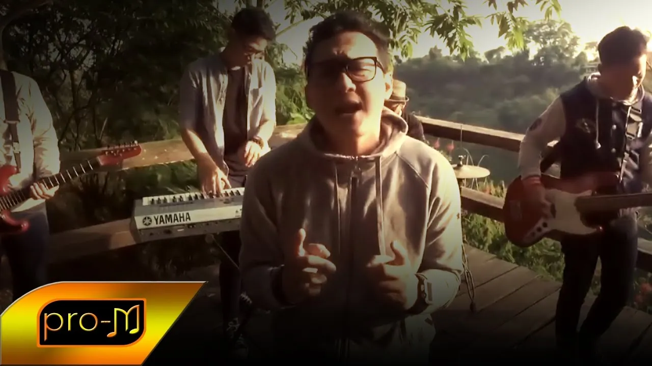 Dygta - Sendiri (Official Music Video) background