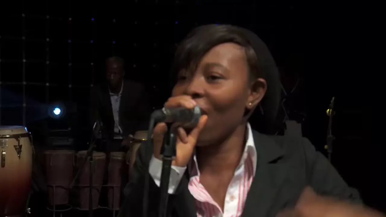 07 DELTA YADAH VOLUME 3- CHIOMA JESUS - PRAISE MEDLEY — like Solomon Lange - Grateful but longer
