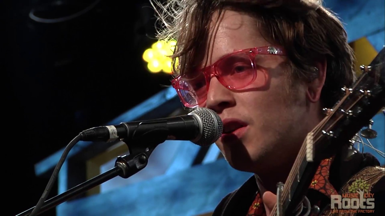 Billy Strings "Turmoil and Tinfoil" background