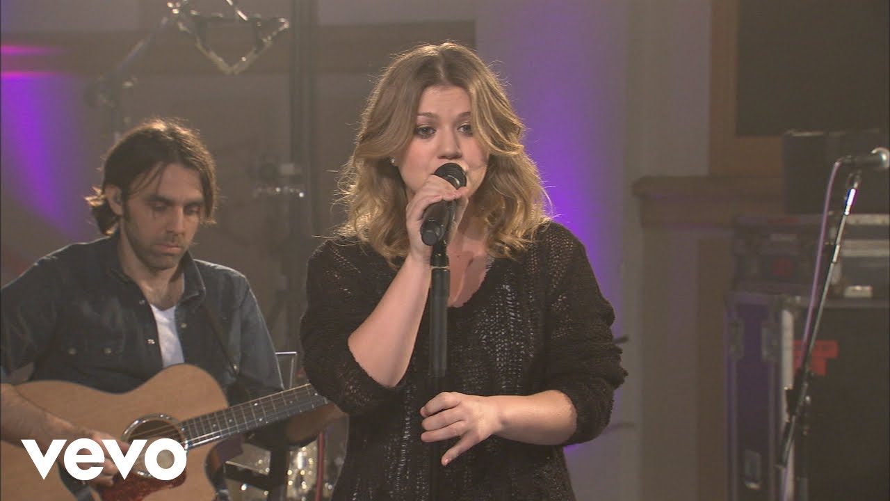 Kelly Clarkson - Because Of You (Walmart Soundcheck 2009) background