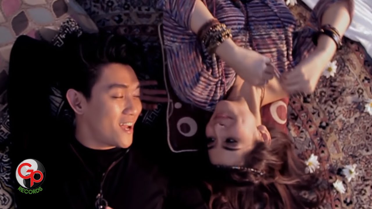 Seventeen - Tak Tepat Waktu (Official Music Video) background