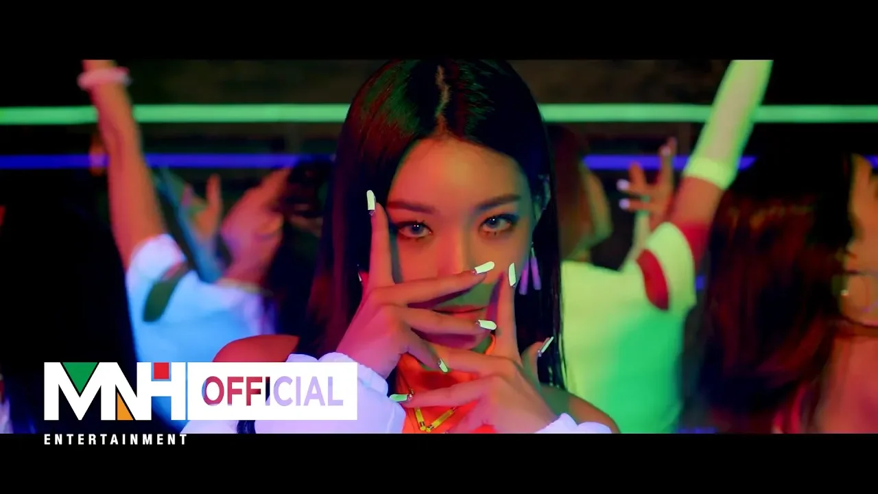 CHUNG HA 청하 'Roller Coaster' Official Performance Video background