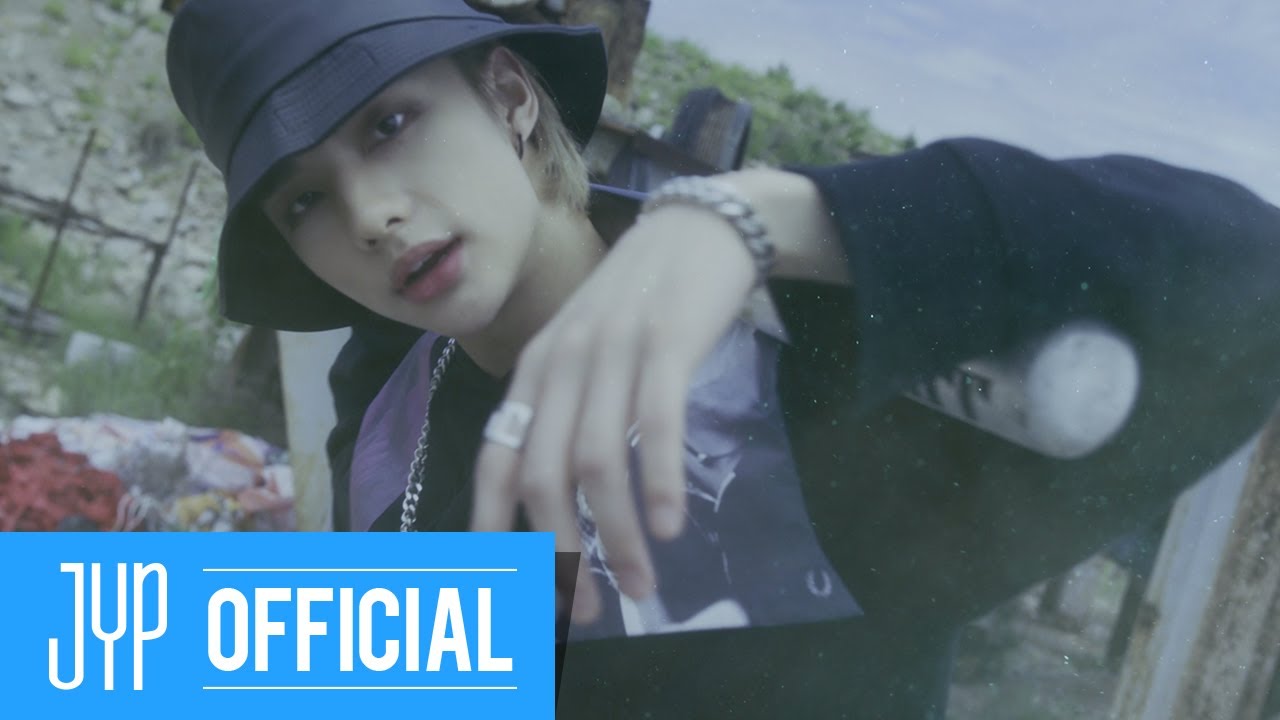 Stray Kids "Easy" M/V background