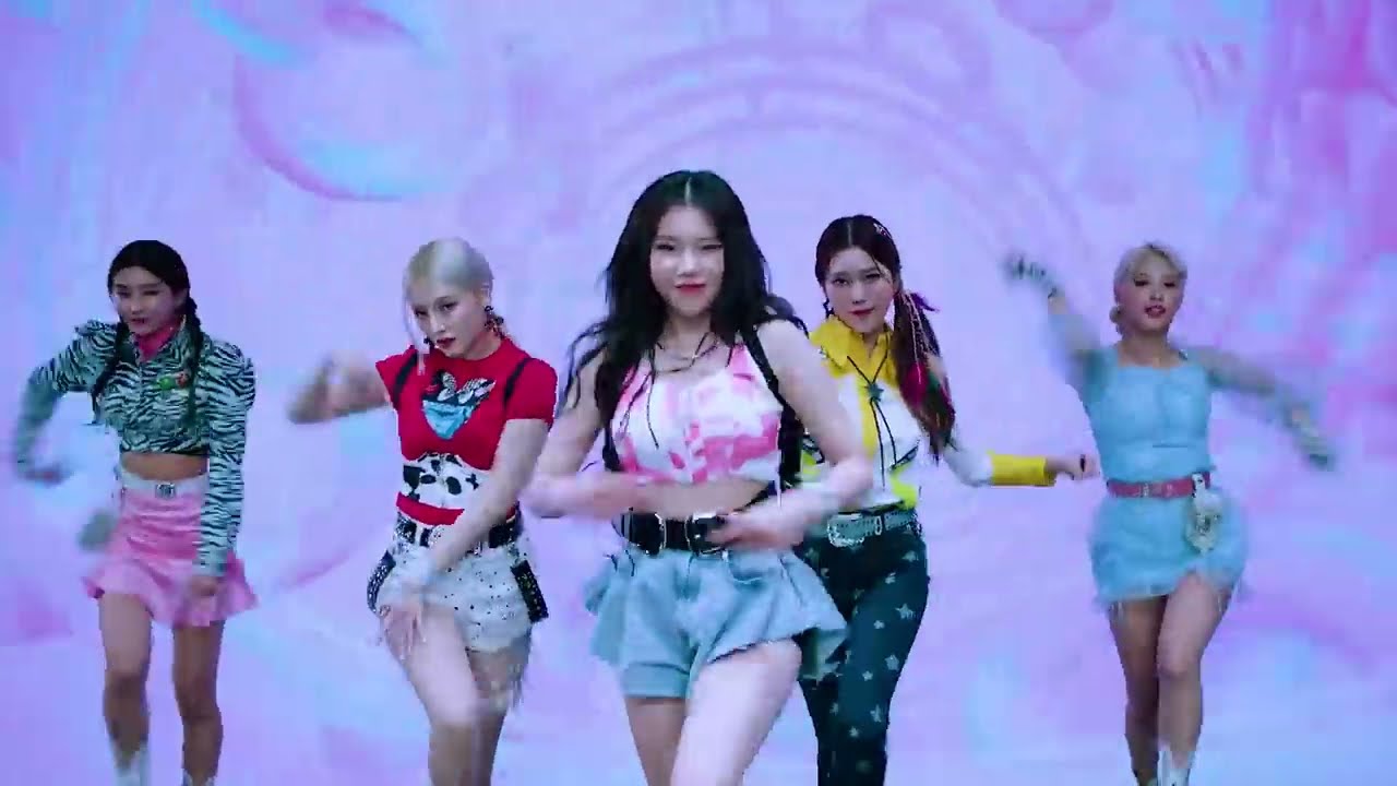 MOMOLAND x CHROMANCE – Wrap Me In Plastic (Official Dance Video) background