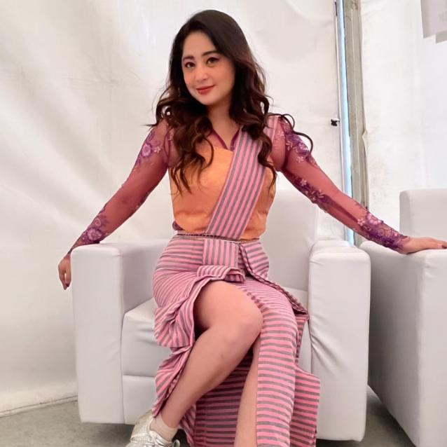 actor Dewi Perssik large photo