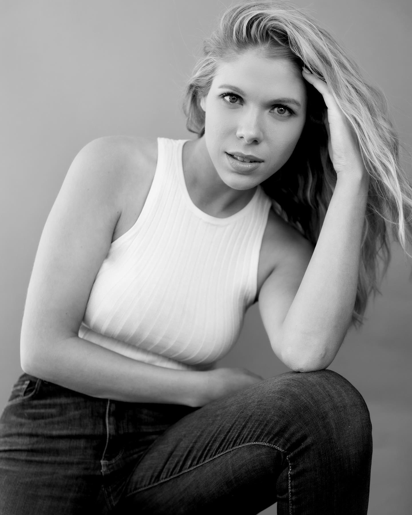 actor Samantha Brown large photo