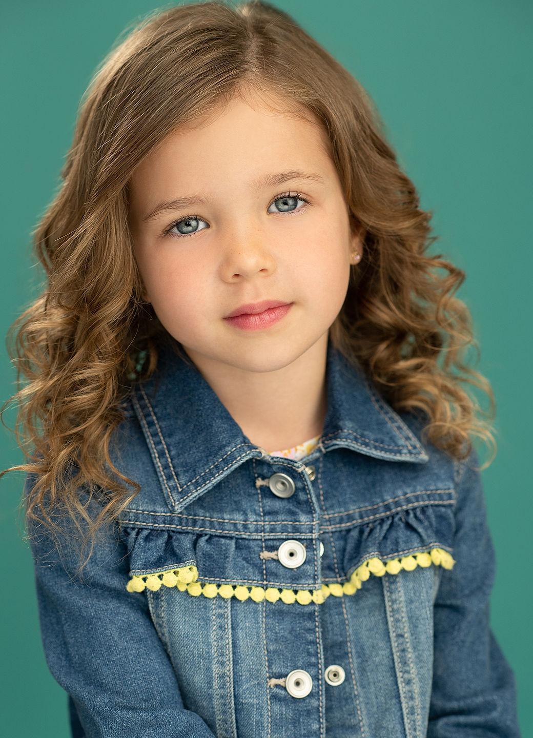 actor Chloe McKinnon large photo