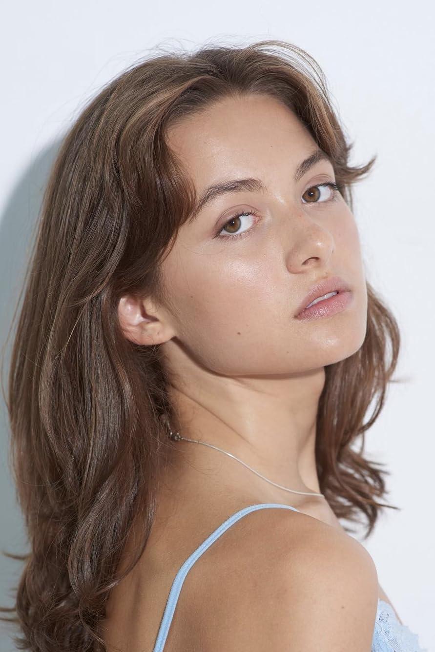 actor Chloe Avakian large photo