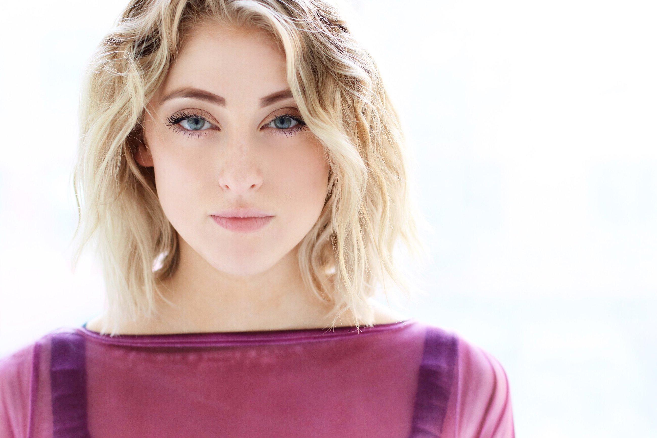 actor Caitlin McAvoy large photo